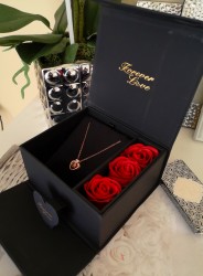 Išskirtinio dizaino dėžutė su kvepiančiomis muilo rožėmis ir pakabuku  (PARDUOTA)