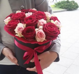 Dviejų spalvų rožių dėžutė