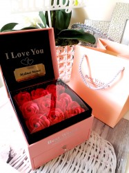 Išskirtinio dizaino rožinė dėžutė su muilo rožėmis ir pakabuku